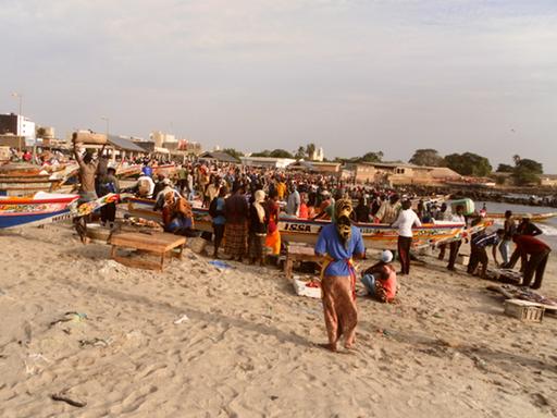 Fischer am Strand von Dakar/Senegal