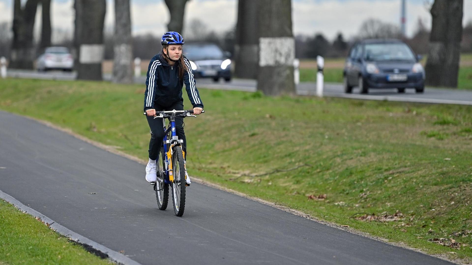 Ein Mädchen fährt auf einem neu gebauten Radweg entlang der Bundesstraße 167 nahe Lebus im Landkreis Märkisch-Oderland in Brandenburg (gestellte Aufnahme). Ein Mädchen fährt auf einem neu gebauten Radweg entlang der Bundesstraße 167 nahe Lebus im Landkreis Märkisch-Oderland in Brandenburg (gestellte Aufnahme).