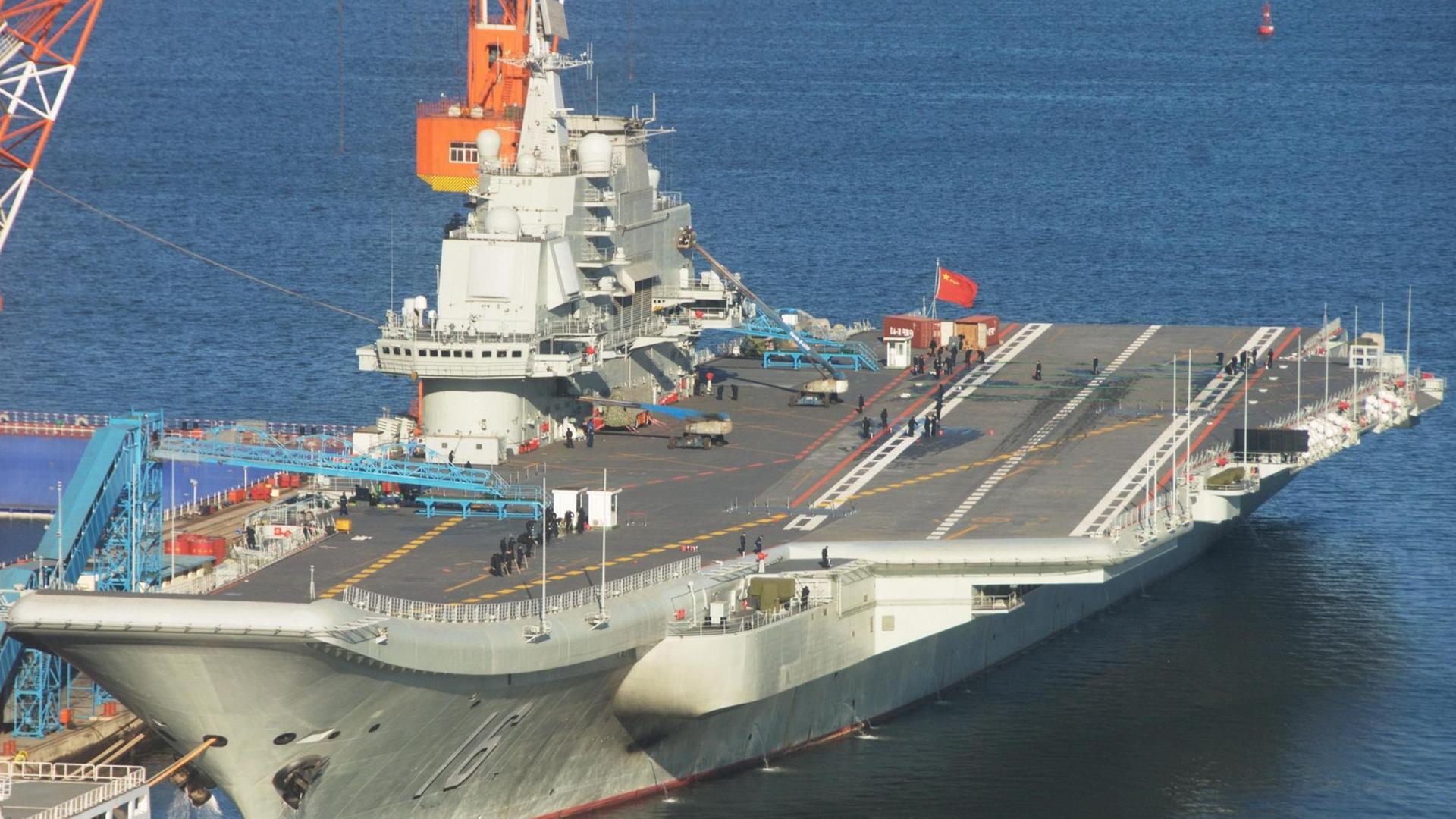 Der erste chinesische Flugzeugträger Im Hafen Port Daliang.