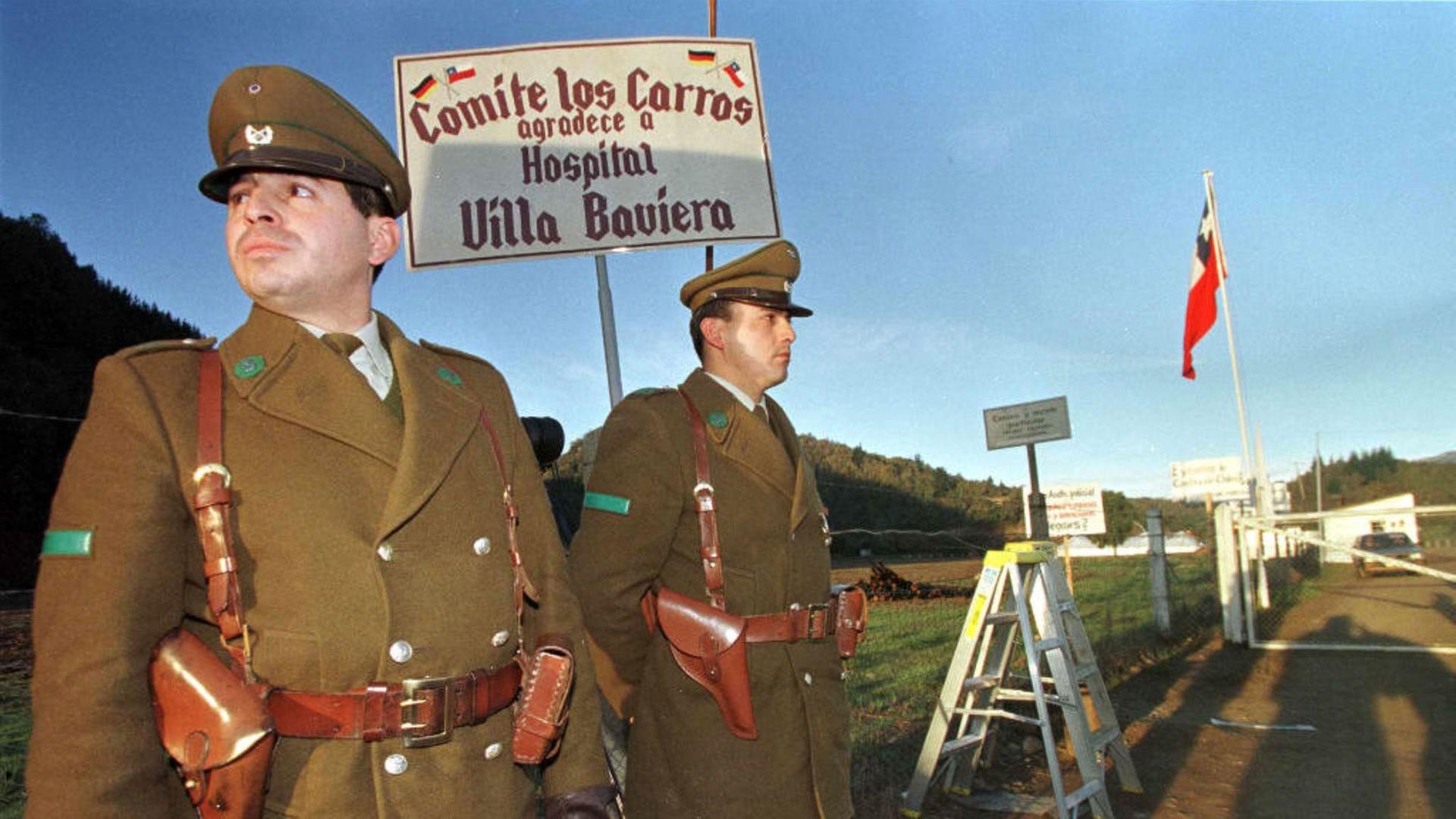 Zwei Polizisten stehen Wache vor dem Gelände der Colonia Dignidad. Zwei Polizisten stehen Wache vor dem Gelände der Colonia Dignidad.