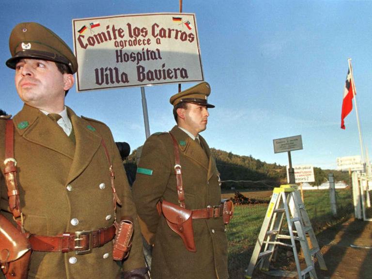 Zwei Polizisten stehen Wache vor dem Gelände der Colonia Dignidad.