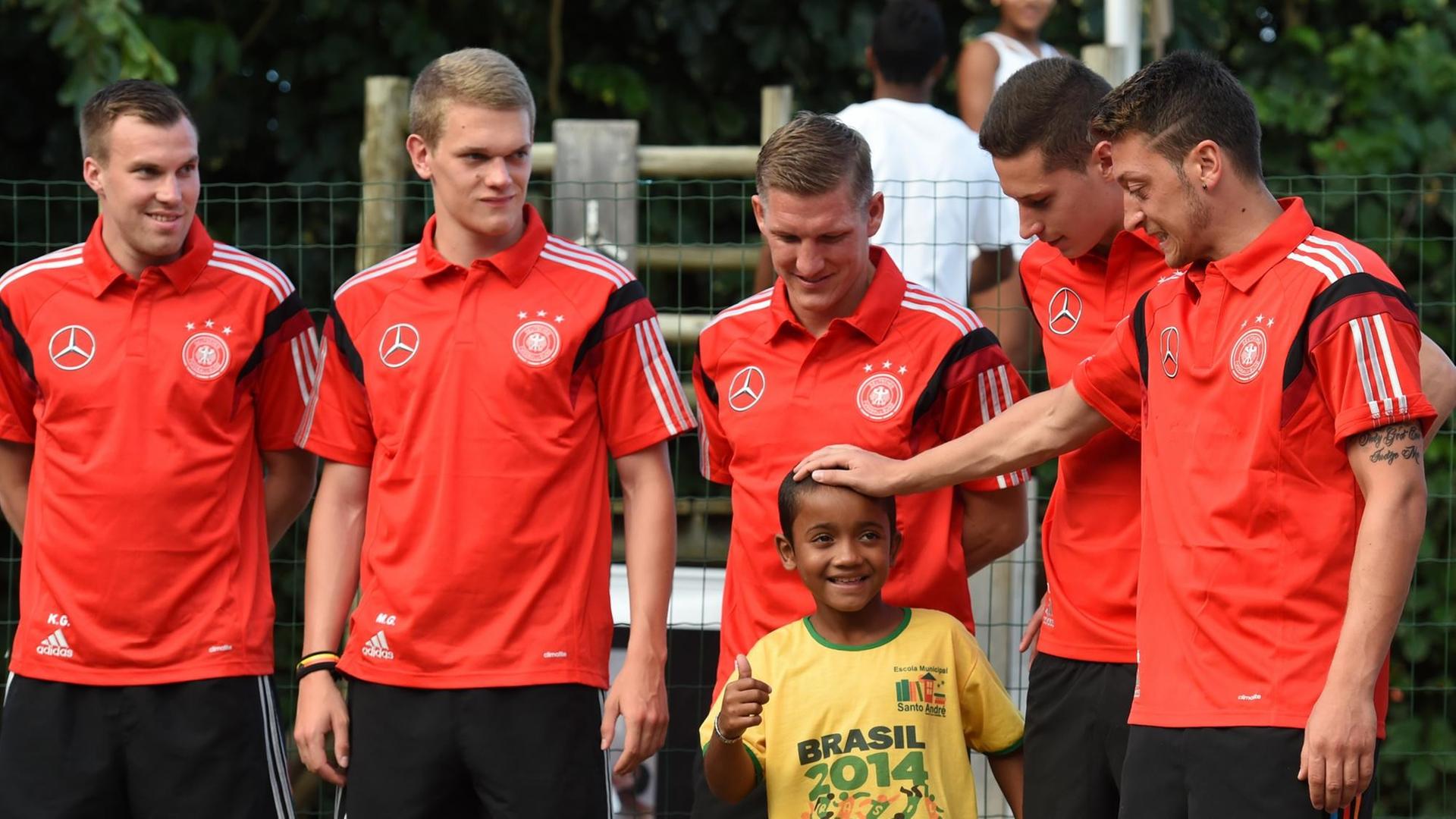 Nationalspieler des deutschen WM-Kaders besuchen 2014 die Grundschule in Santo Andre