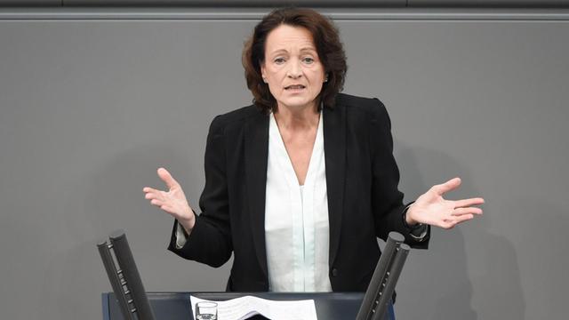 Dagmar Freitag (SPD) spricht im Deutschen Bundestag zu den Abgeordneten. Sie steht am Rednerpult und gestikuliert mit beiden Händen.