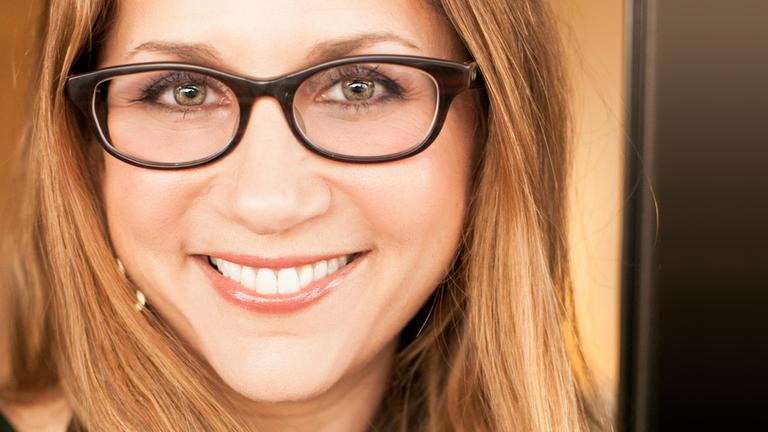 Susan Bernofsky schaut freundlich in die Kamera. Susan Bernofsky schaut freundlich in die Kamera.