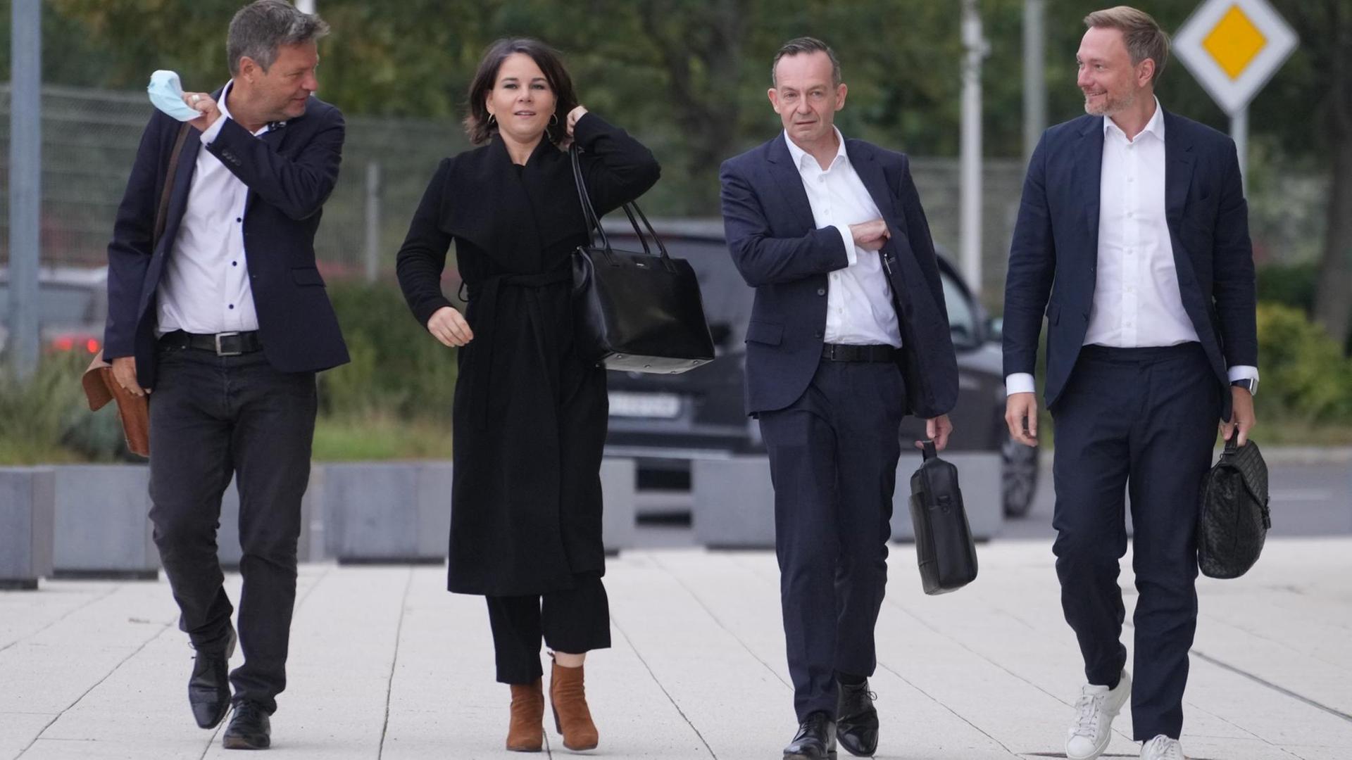 Robert Habeck (l-r), Bundesvorsitzender Grünen, Annalena Baerbock, Grünen-Kanzlerkandidatin und Bundesvorsitzende, Volker Wissing, rheinland-pfälzischer Minister für Wirtschaft, Verkehr, Landwirtschaft und Weinbau und FDP-Generalsekretär, und Christian Lindner, Bundesvorsitzender der FDP, kommen zu dem Tagungsort für die Sondierungsgespräche. Robert Habeck (l-r), Bundesvorsitzender Grünen, Annalena Baerbock, Grünen-Kanzlerkandidatin und Bundesvorsitzende, Volker Wissing, rheinland-pfälzischer Minister für Wirtschaft, Verkehr, Landwirtschaft und Weinbau und FDP-Generalsekretär, und Christian Lindner, Bundesvorsitzender der FDP, kommen zu dem Tagungsort für die Sondierungsgespräche.