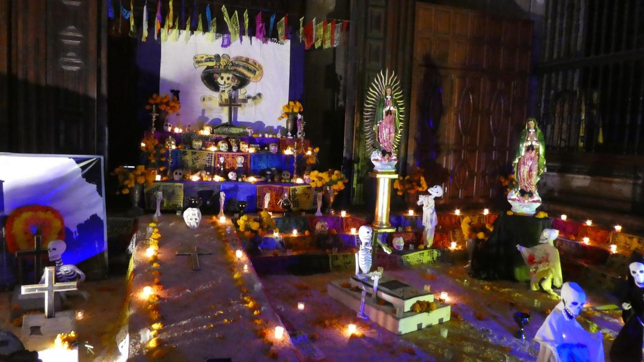 Ein Altar zu Ehren des Totenfestes in der Kathedrale von Mexiko-Stadt Ein Altar zu Ehren des Totenfestes in der Kathedrale von Mexiko-Stadt