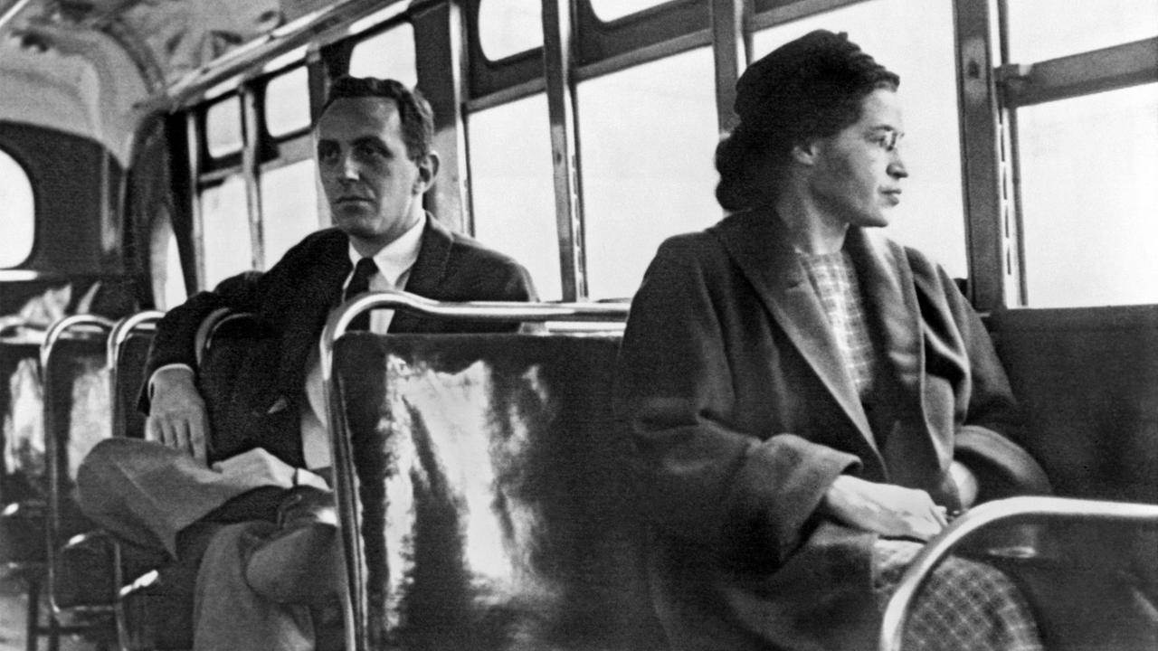 Montgomery (Alabama) im Jahr 1956: Rosa Parks sitzt im vorderen Teil eines Busses Montgomery (Alabama) im Jahr 1956: Rosa Parks sitzt im vorderen Teil eines Busses
