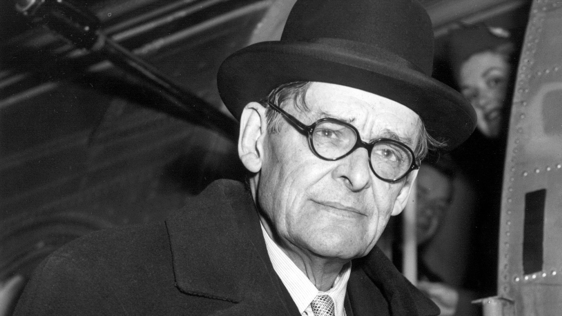 Der amerikanisch-britische Schriftsteller T.S. Eliot am 31. Januar 1957 am Londoner Flughafen.