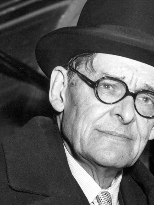 Der amerikanisch-britische Schriftsteller T.S. Eliot am 31. Januar 1957 am Londoner Flughafen.