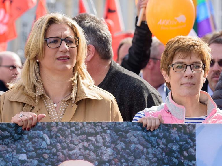Die saarländische Ministerpräsidentin Annegret Kramp-Karrenbauer demonstriert in Saarbrücken mit vielen anderen gegen die NPD.