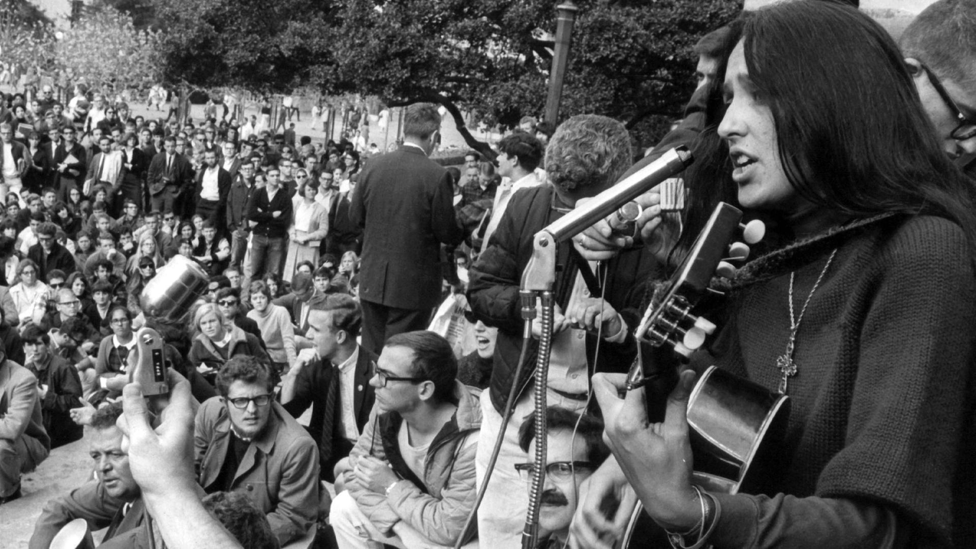 Die Folksängerin Joan Baez, aufgenommen 1964 vor Studenten in Kalifornien Die Folksängerin Joan Baez, aufgenommen 1964 vor Studenten in Kalifornien
