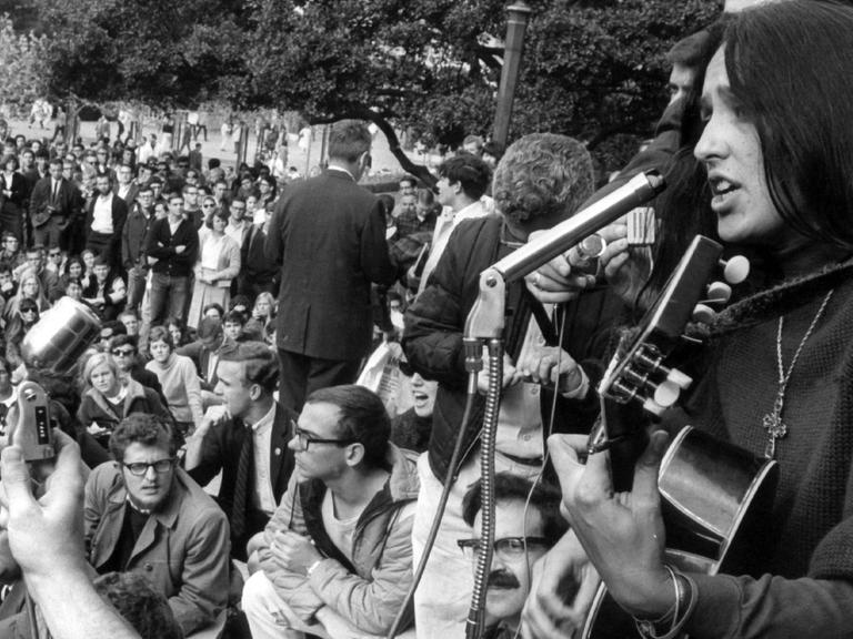 Die Folksängerin Joan Baez, aufgenommen 1964 vor Studenten in Kalifornien
