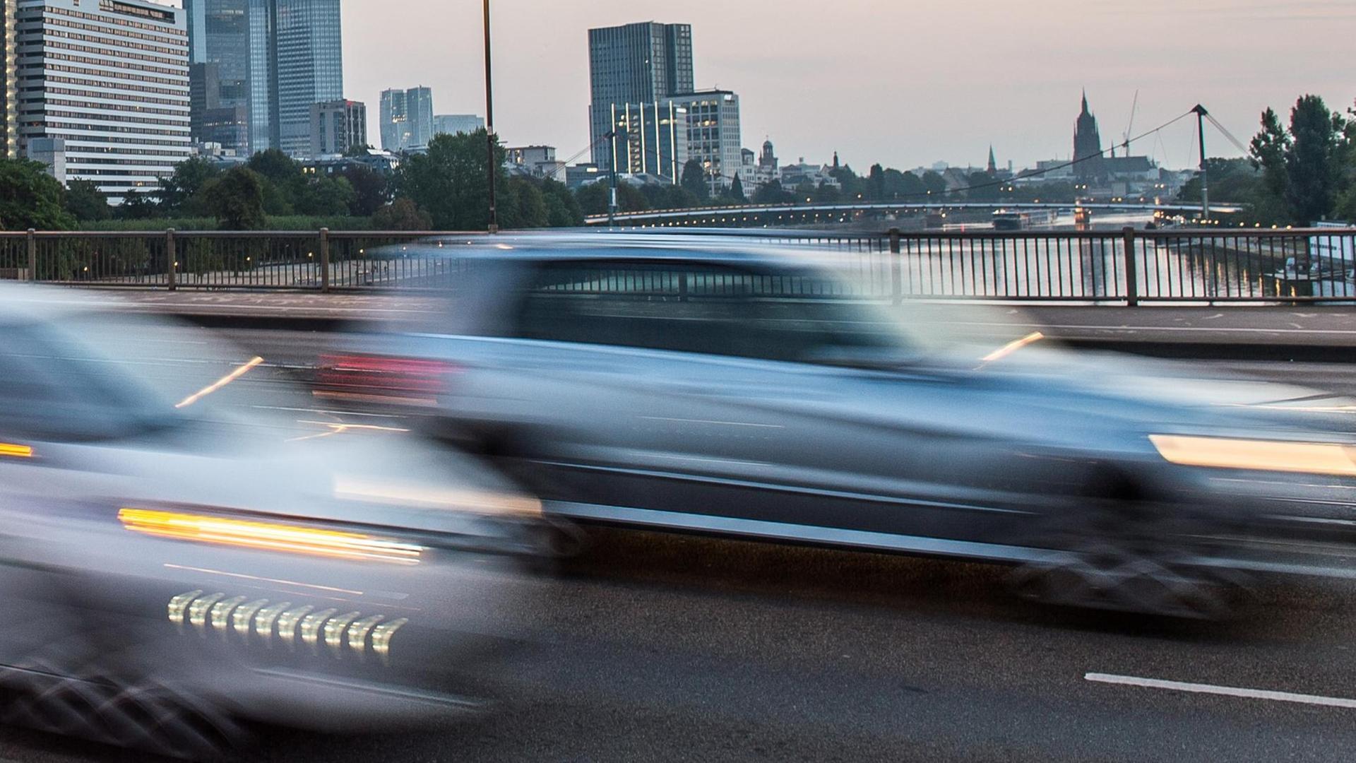 Autos fahren über die Friedensbrücke in Frankfurt am Main. Autos fahren über die Friedensbrücke in Frankfurt am Main.