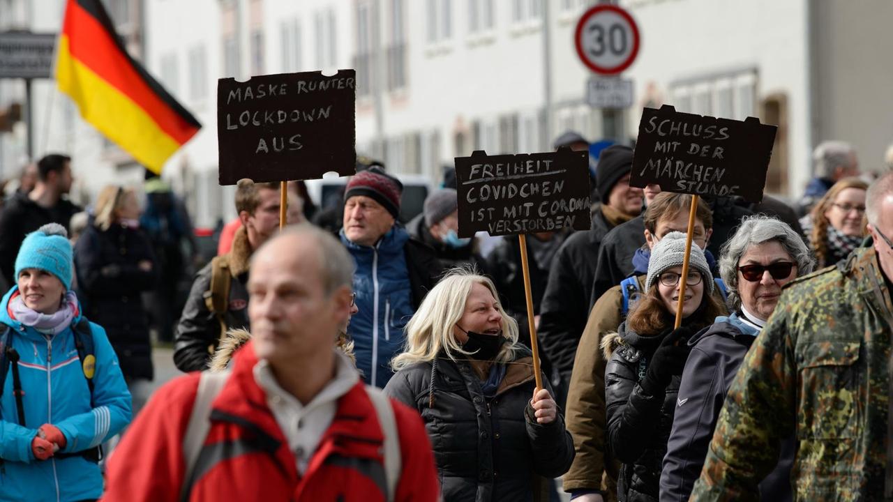 Teilnehmer gehen bei einer Kundgebung unter dem Motto "Freie Bürger Kassel – Grundrechte und Demokratie" durch die Stadt – ohne Mund-Nasen-Schutz und ohne Abstand.