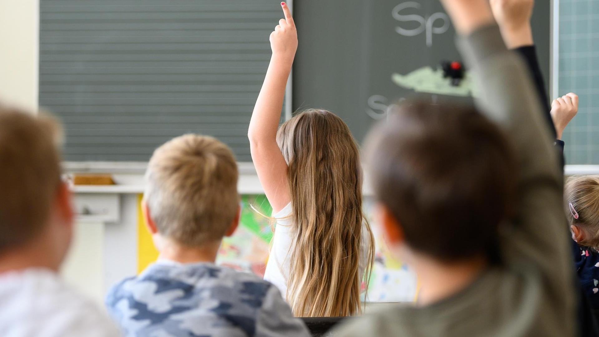 13.05.2019, Baden-Württemberg, Remshalden: Schüler melden sich im Unterricht. Foto: Sebastian Gollnow/dpa | Verwendung weltweit 13.05.2019, Baden-Württemberg, Remshalden: Schüler melden sich im Unterricht. Foto: Sebastian Gollnow/dpa | Verwendung weltweit