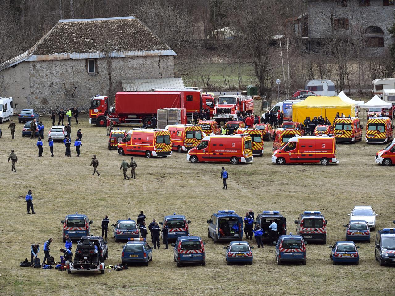 Französische Rettungshelfer nahe der Unglücksstelle des Germanwings Airbus A320 in den französischen Alpen am 24.3.2015.