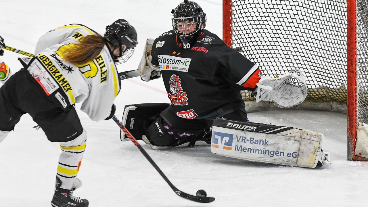 Torszene aus einem Spiel der Eishockey-Bundesliga der Frauen: Alyssa Mae Wohlfeiler (Bergkamen) im Duell mit Torhüterin Emma Schweiger (Memmingen) Torszene aus einem Spiel der Eishockey-Bundesliga der Frauen: Alyssa Mae Wohlfeiler (Bergkamen) im Duell mit Torhüterin Emma Schweiger (Memmingen)