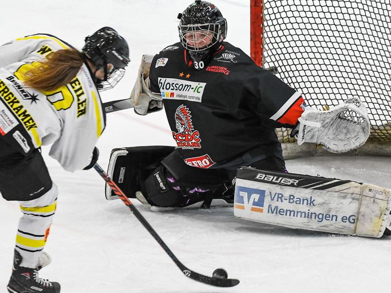 Torszene aus einem Spiel der Eishockey-Bundesliga der Frauen: Alyssa Mae Wohlfeiler (Bergkamen) im Duell mit Torhüterin Emma Schweiger (Memmingen)