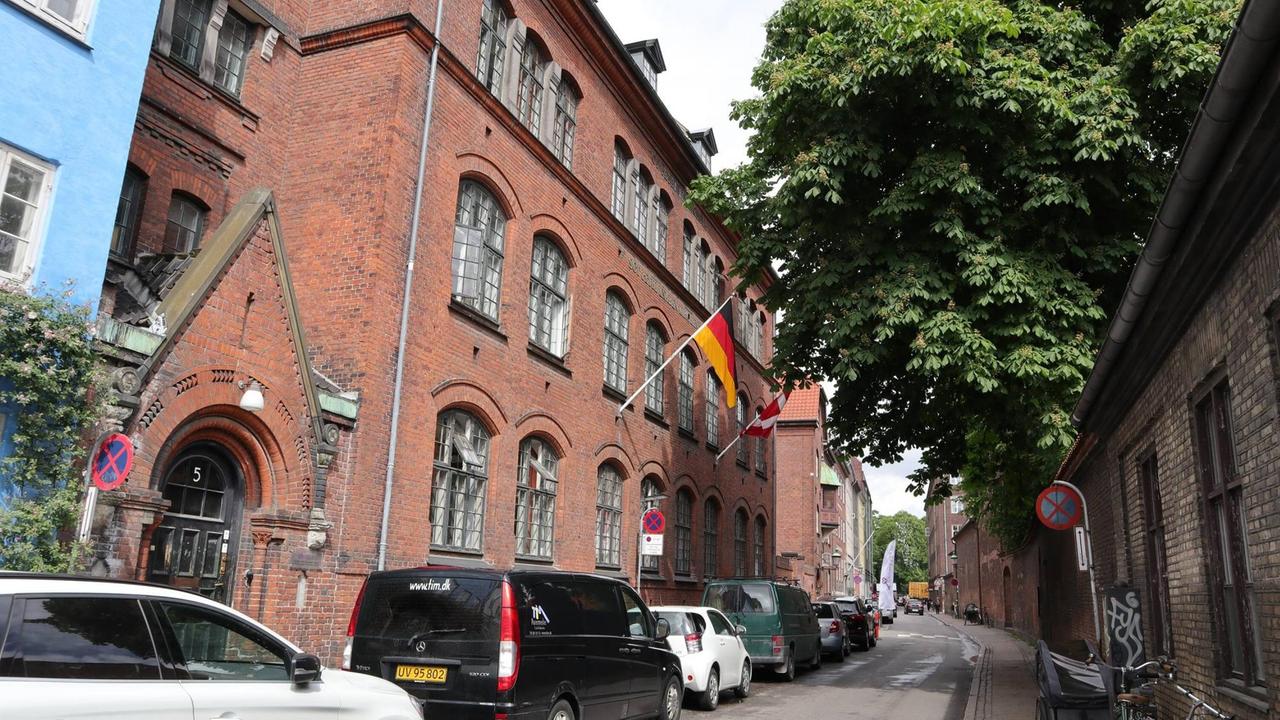 An der deutschen Schule St. Petri in Kopenhagen hängt die deutsche und die dänische Flagge An der deutschen Schule St. Petri in Kopenhagen hängt die deutsche und die dänische Flagge