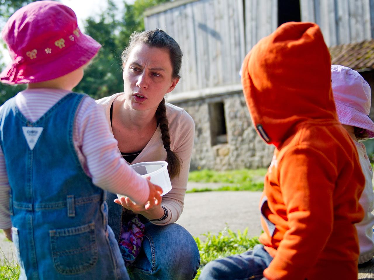 Ein Frau spricht mit ihren Kindern.