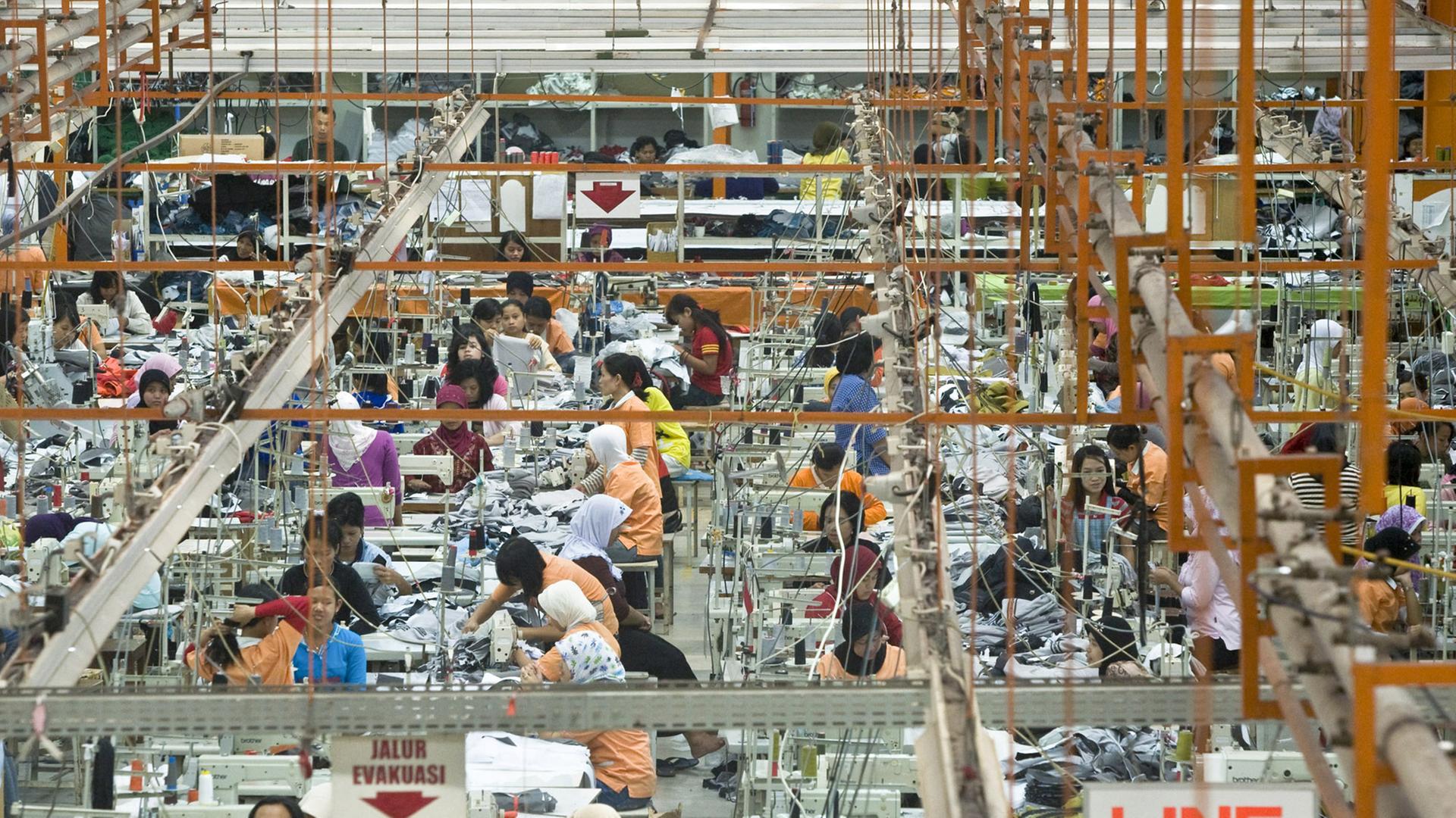Blick in eine Textilfabrik in der Region um Sukabumi, die eine der großen Arbeitgeber in der Region ist und circa 1500 in der Hauptsache Arbeiterinnen beschäftigt. Aufnahme vom 11.09.2008 Blick in eine Textilfabrik in der Region um Sukabumi, die eine der großen Arbeitgeber in der Region ist und circa 1500 in der Hauptsache Arbeiterinnen beschäftigt. Aufnahme vom 11.09.2008