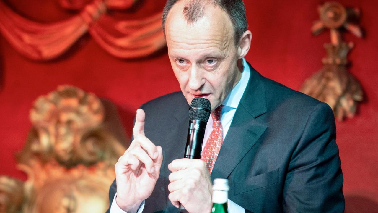 Friedrich Merz (CDU) steht hinter einem Rednerpult und spricht in ein Mikrofon. Friedrich Merz (CDU) steht hinter einem Rednerpult und spricht in ein Mikrofon.