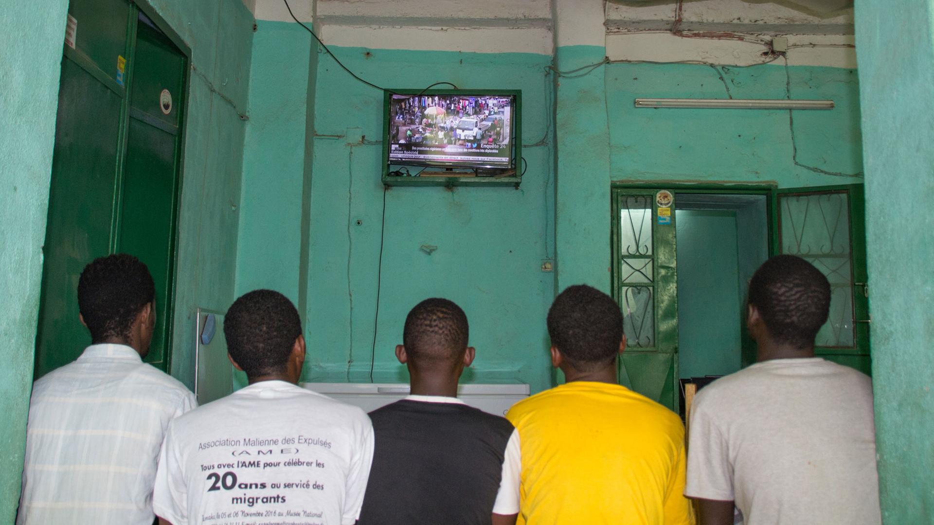 Jugendliche und junge Männer im Haus der Migranten in Gao im Nordosten von Mali Jugendliche und junge Männer im Haus der Migranten in Gao im Nordosten von Mali