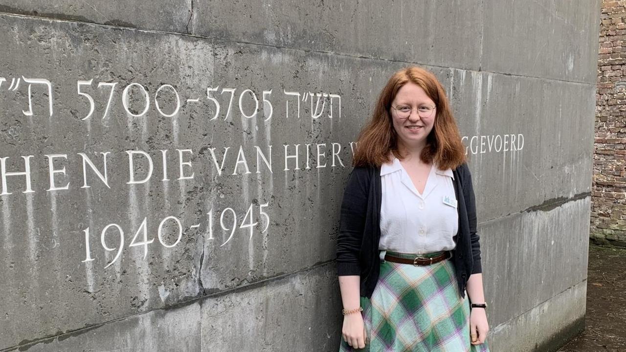 Johanna Elfers in der Gedenkstätte Hollandsche Schouwburg in Amsterdam Johanna Elfers in der Gedenkstätte Hollandsche Schouwburg in Amsterdam