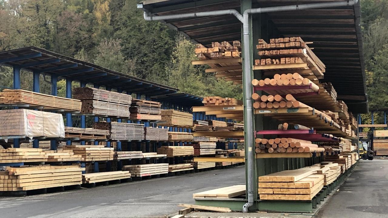 Der Betriebshof des Sägewerks und die Holzhandlung Mayer. Aur Regalen liegt Holz. Der Betriebshof des Sägewerks und die Holzhandlung Mayer. Aur Regalen liegt Holz.