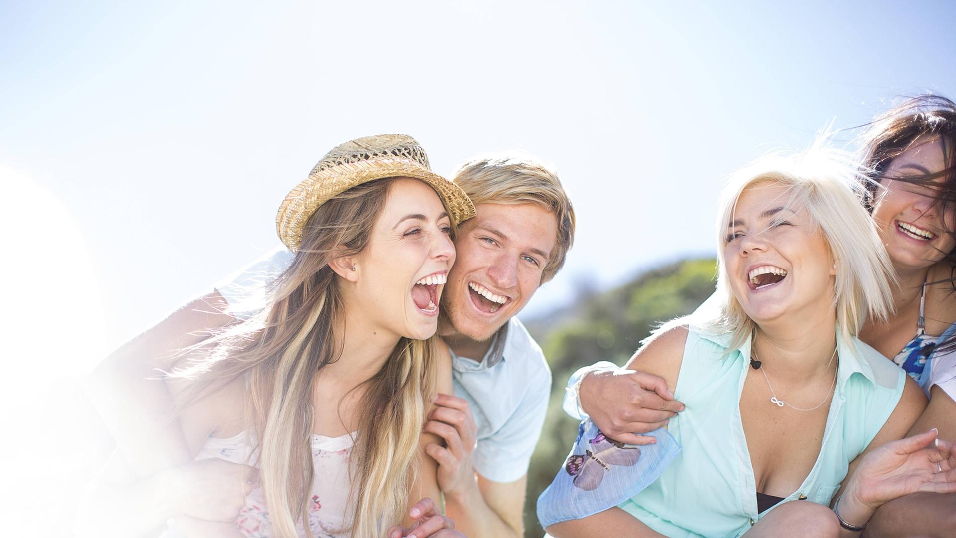 Mehrere Freunde amüsieren sich gemeinsam am Strand. Mehrere Freunde amüsieren sich gemeinsam am Strand.