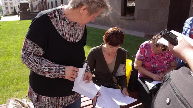 Die Mütter unterschreiben ihren Bittbrief an Präsident Lukaschenko