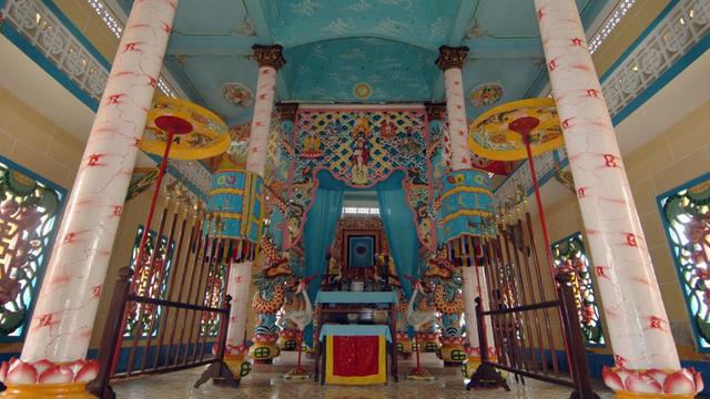Innenansicht des farbenprächtigen Tempels der Cao Dai-Religion in Ben Luc nahe Saigon in Vietnam. Nach Buddhismus und Katholizismus ist der Caodaismus die drittgrößte Religion des Landes. Sie enthält Elemente aus asiatischem und christlichem Glauben, seine Anhänger betrachten Armut, Nächstenliebe und Selbstlosigkeit als moralische Pflicht.