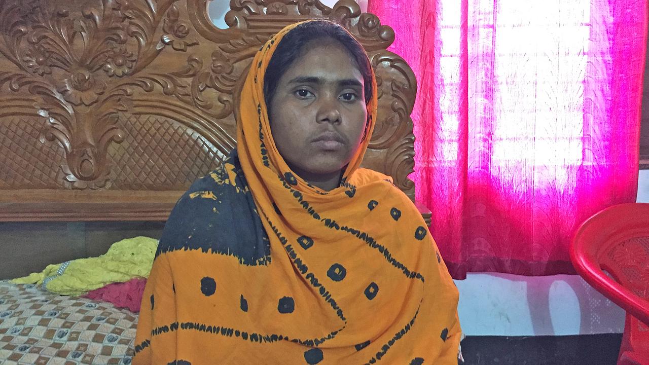 Rosina Begum konnte aus dem eingestürzten Gebäude gerettet werden, verlor dabei aber einen Arm. Rosina Begum konnte aus dem eingestürzten Gebäude gerettet werden, verlor dabei aber einen Arm.