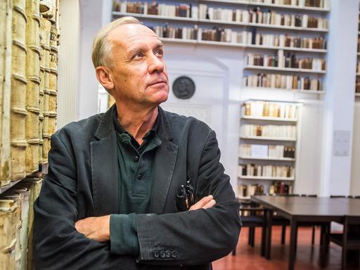 Der schwedische Schriftsteller Hakan Nesser; Aufnahme vom November 2014 in der Stadtbücherei Lübeck.