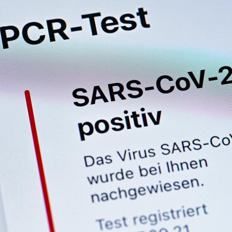Die Anzeige der Corona-Warn-App zeigt einen positiven PCR-Test
