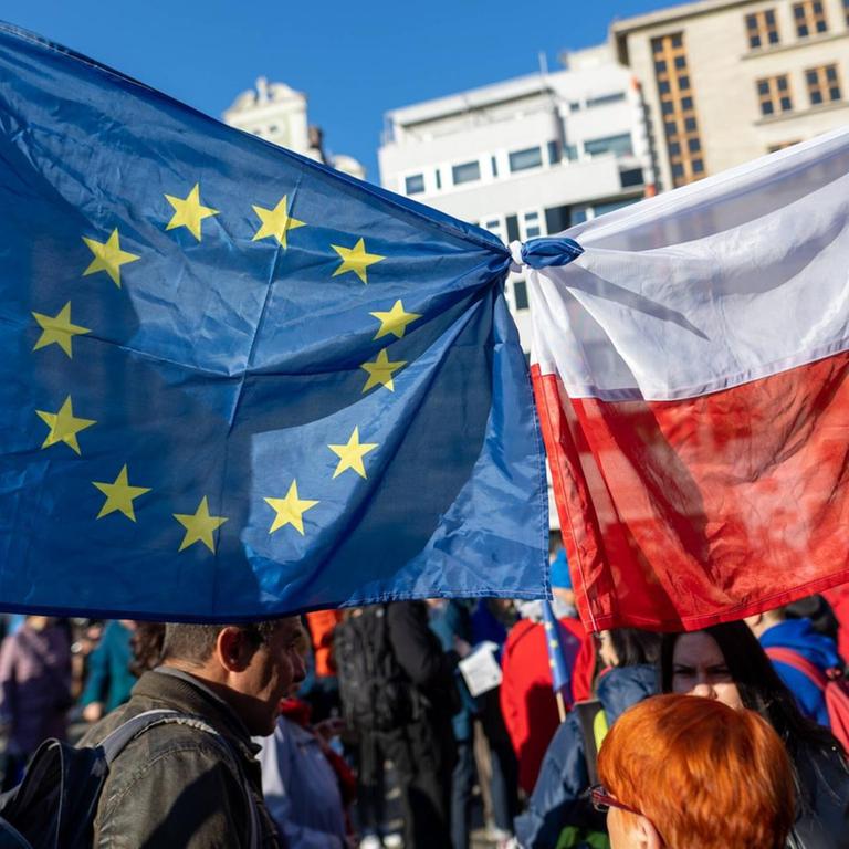 Pro-Europäische Demonstranten in Polen nach dem Urteil des Verfassungsgerichts