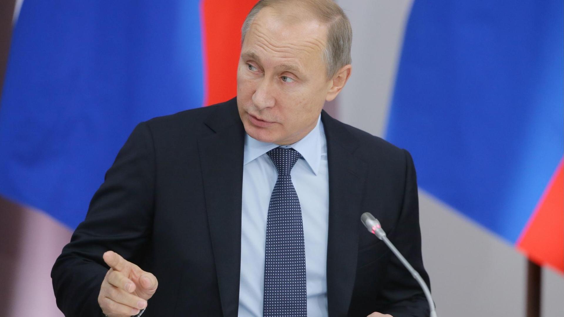 Der russische Präsident Wladimir Putin spricht, schaut dabei zur Seite und erhebt den Zeigefinger. Der russische Präsident Wladimir Putin spricht, schaut dabei zur Seite und erhebt den Zeigefinger.