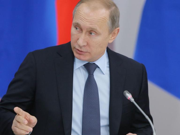 Der russische Präsident Wladimir Putin spricht, schaut dabei zur Seite und erhebt den Zeigefinger.