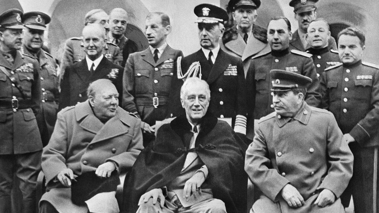 Churchill, Roosevelt und Stalin bei der Konferenz von Jalta, 1945 Churchill, Roosevelt und Stalin bei der Konferenz von Jalta, 1945