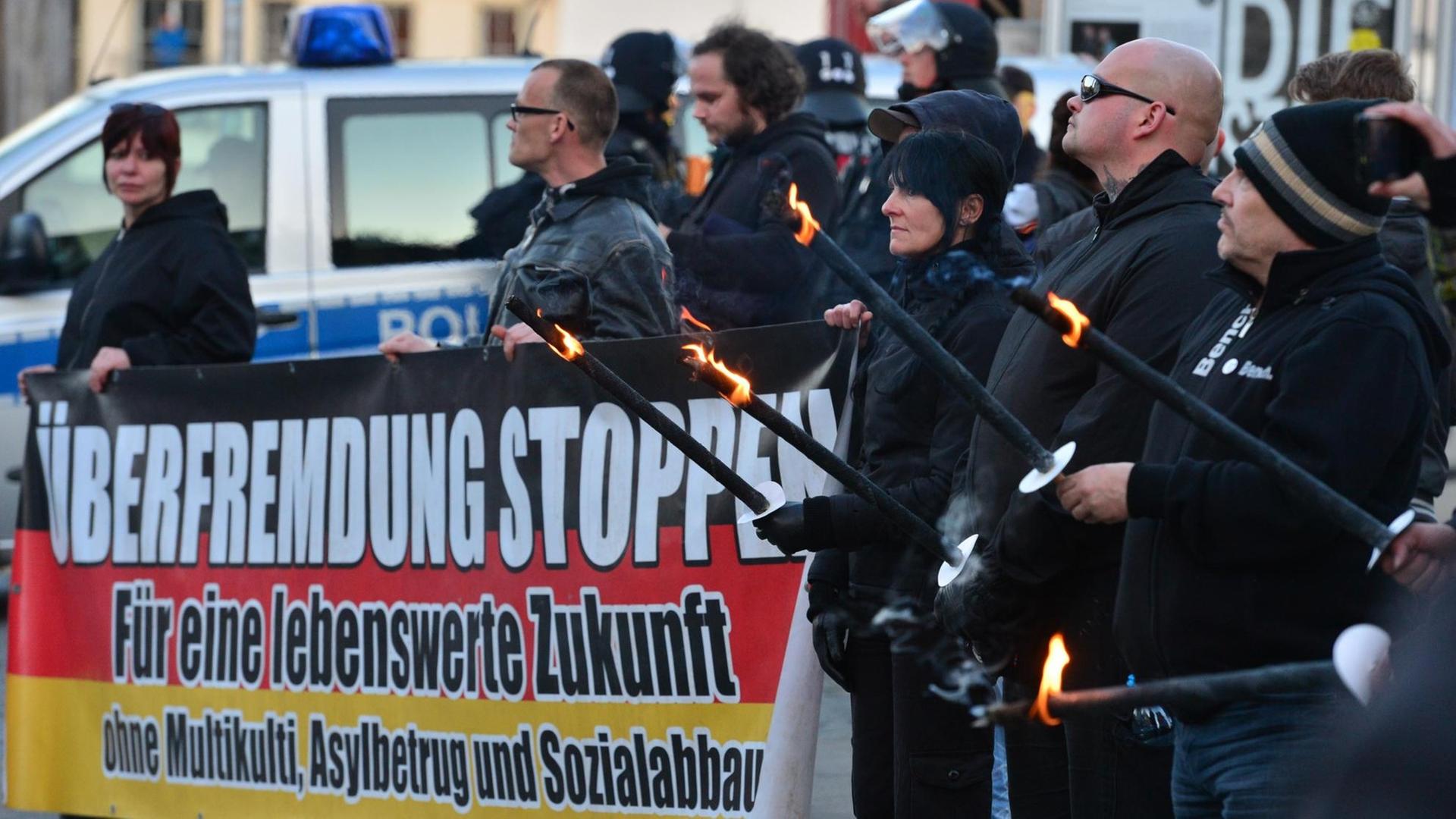 Teilnehmer mit Fackeln bei der Thügida-Kundgebung in Jena