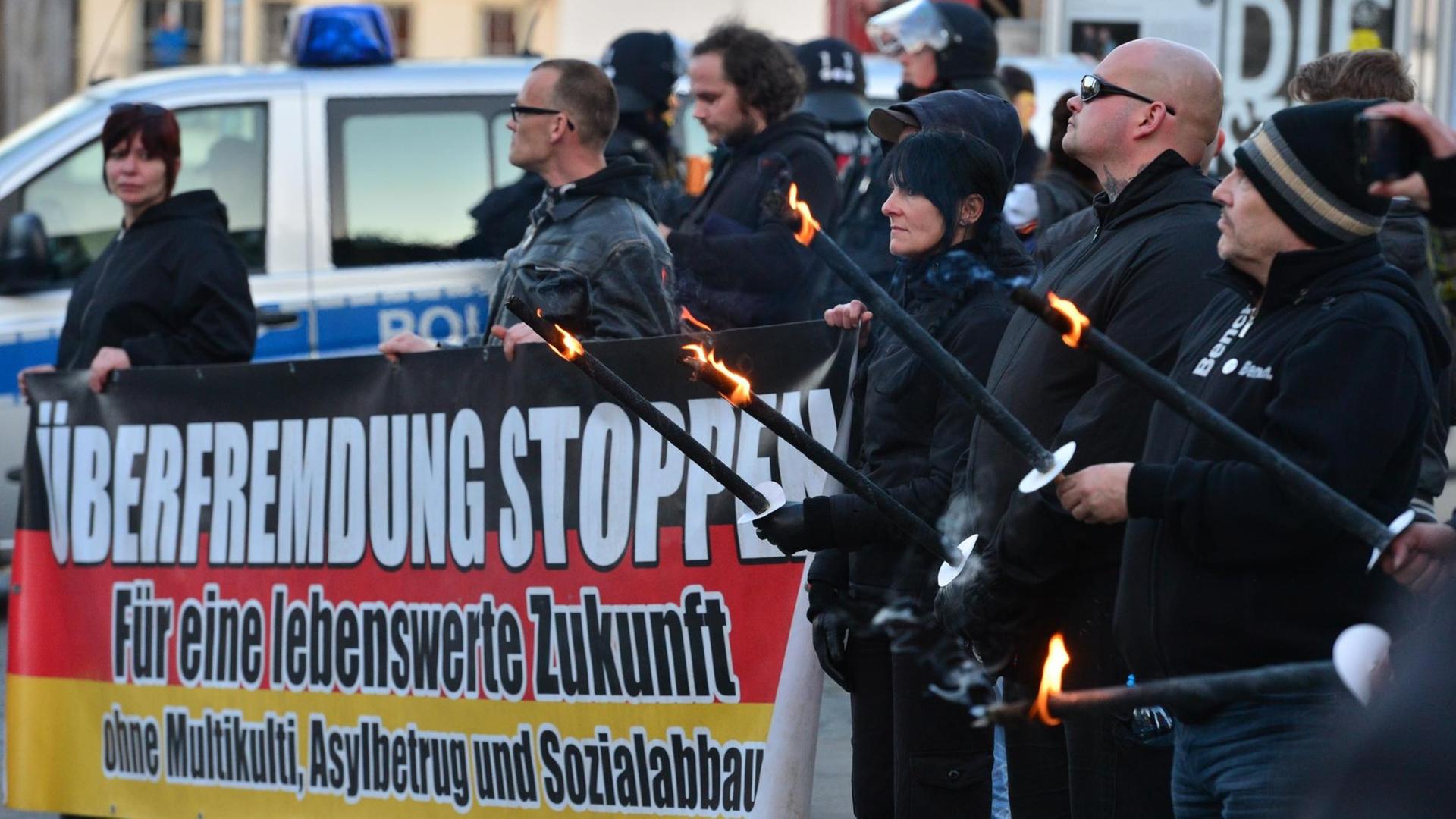 Teilnehmer mit Fackeln bei der Thügida-Kundgebung in Jena Teilnehmer mit Fackeln bei der Thügida-Kundgebung in Jena