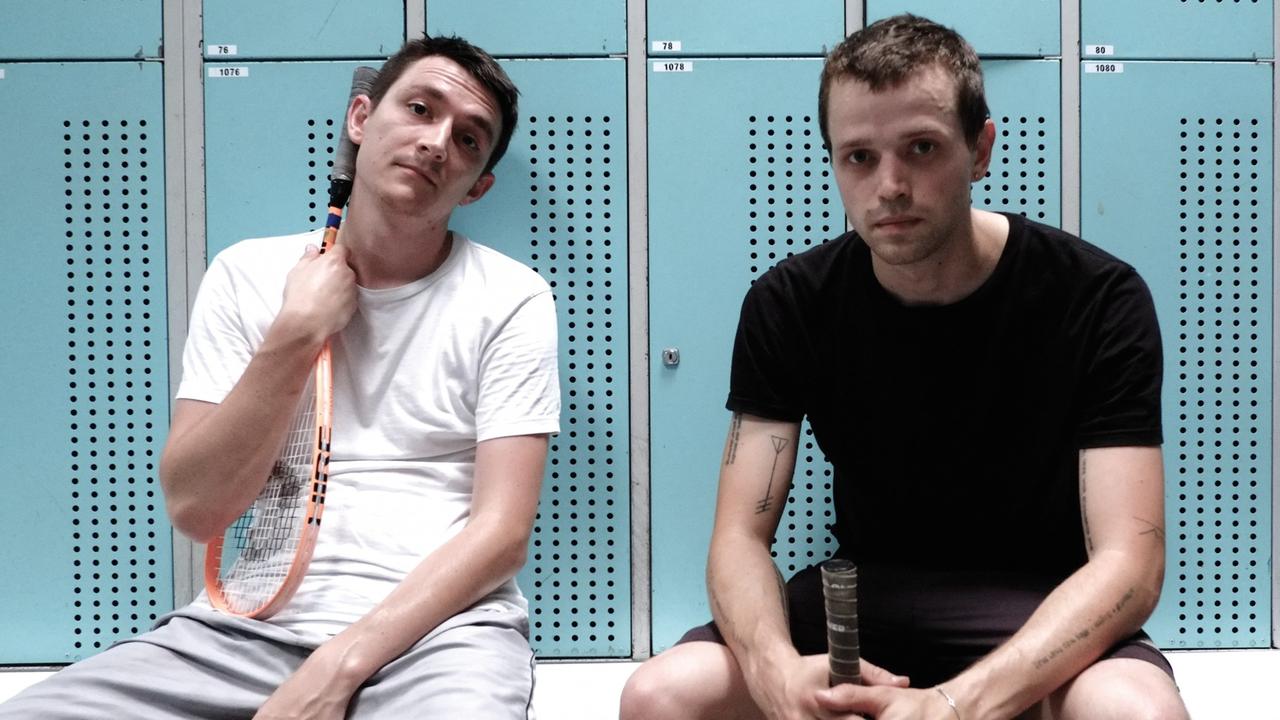 Andy Ingamells und Ludwig Abraham in einer Sportumkleide mit Tennisschlägern. Andy Ingamells und Ludwig Abraham in einer Sportumkleide mit Tennisschlägern.