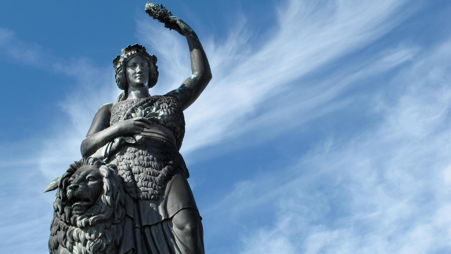 Die Statue der Bavaria oberhalb der Theresienwiese, vor weiß-blauen Himmel aufgenommen am Sonntag (23.03.2012) in München. Die Statue der Bavaria oberhalb der Theresienwiese, vor weiß-blauen Himmel aufgenommen am Sonntag (23.03.2012) in München.