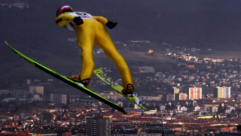 Ein Ski-Springer bei seinem Sprung.