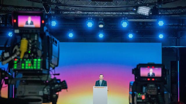 Volker Wissing, Generalsekretär der FDP, spricht beim Bundesparteitag der FDP. Der Parteitag der Liberalen findet als digitaler Parteitag statt und nur das Präsidium ist vor Ort versammelt.