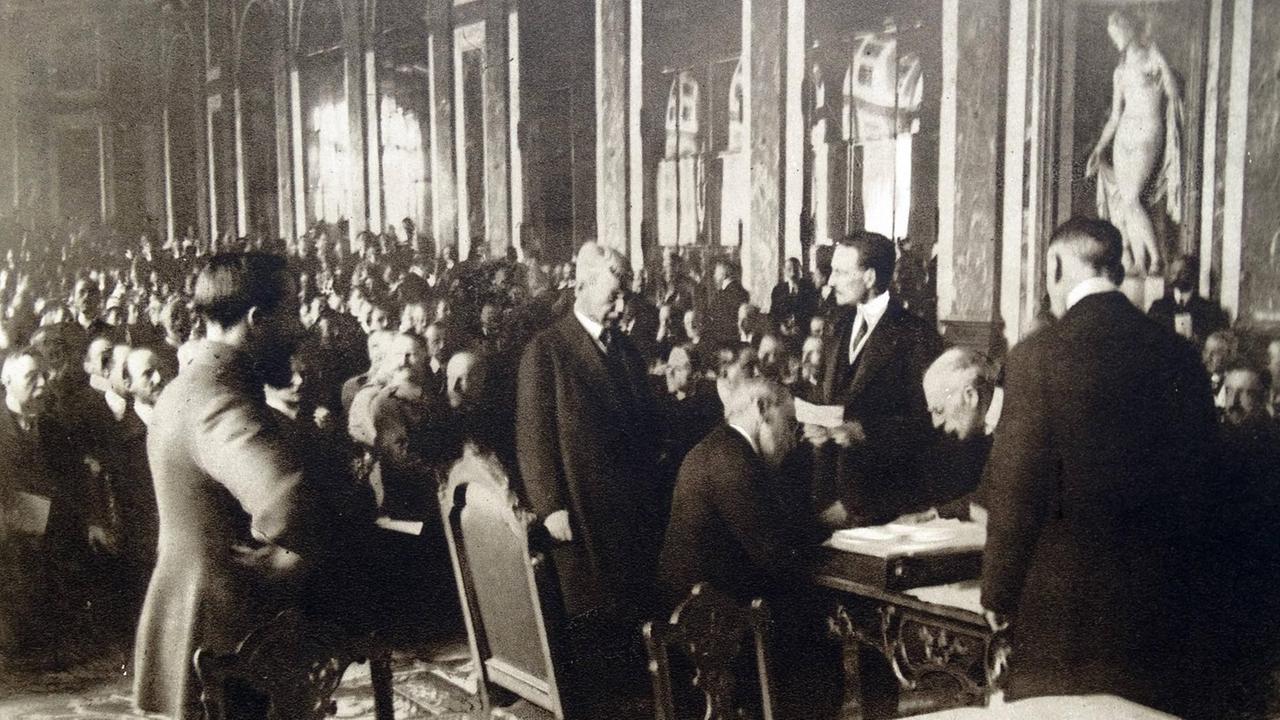 US-Präsident Woodrow Wilson unterzeichnet den Friedensvertrag von Versailles am 28. Juni 1919 US-Präsident Woodrow Wilson unterzeichnet den Friedensvertrag von Versailles am 28. Juni 1919