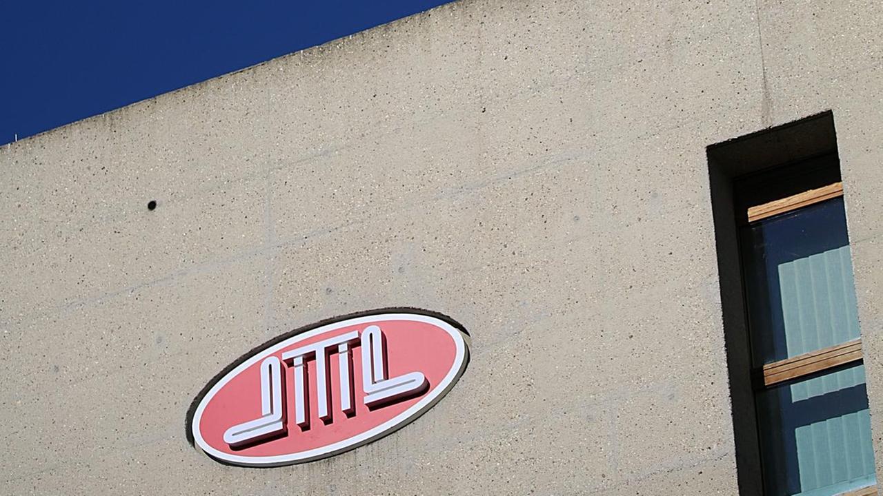 Das Logo der Ditib (Türkisch-Islamische Union der Anstalt für Religion) ist an der Zentralmoschee in Köln zu sehen. Das Logo der Ditib (Türkisch-Islamische Union der Anstalt für Religion) ist an der Zentralmoschee in Köln zu sehen.