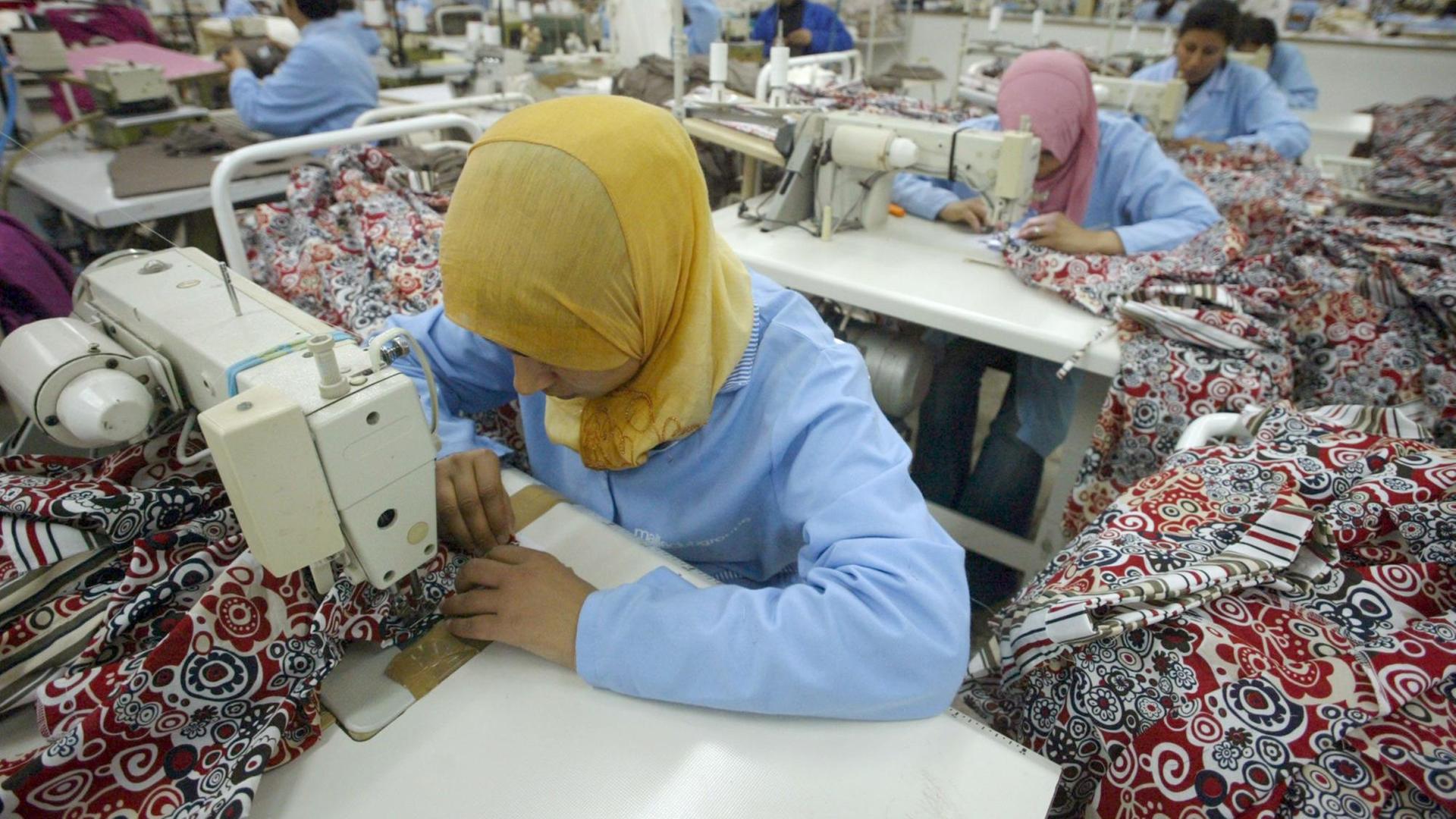 The manufacturing of clothing and textiles in the factory of Trico in Tunisia, 15.01.2008. Foto: Oussama Ayoub/TOROMORO/MAXPPP +++(c) dpa - Report+++ | The manufacturing of clothing and textiles in the factory of Trico in Tunisia, 15.01.2008. Foto: Oussama Ayoub/TOROMORO/MAXPPP +++(c) dpa - Report+++ |