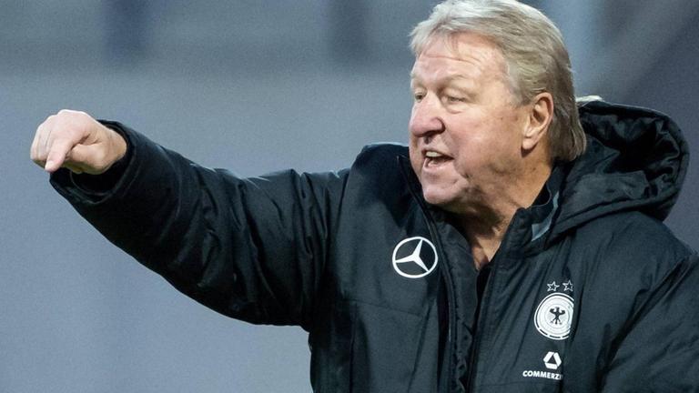 Bundestrainer Horst Hrubesch während des Spiels der deutschen Frauen gegen Spanien Bundestrainer Horst Hrubesch während des Spiels der deutschen Frauen gegen Spanien
