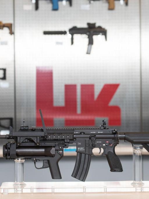 Das Sturmgewehr HK 416F mit Granatwerfer in Oberndorf beim Waffenhersteller Heckler & Koch in einem Ausstellungsraum.